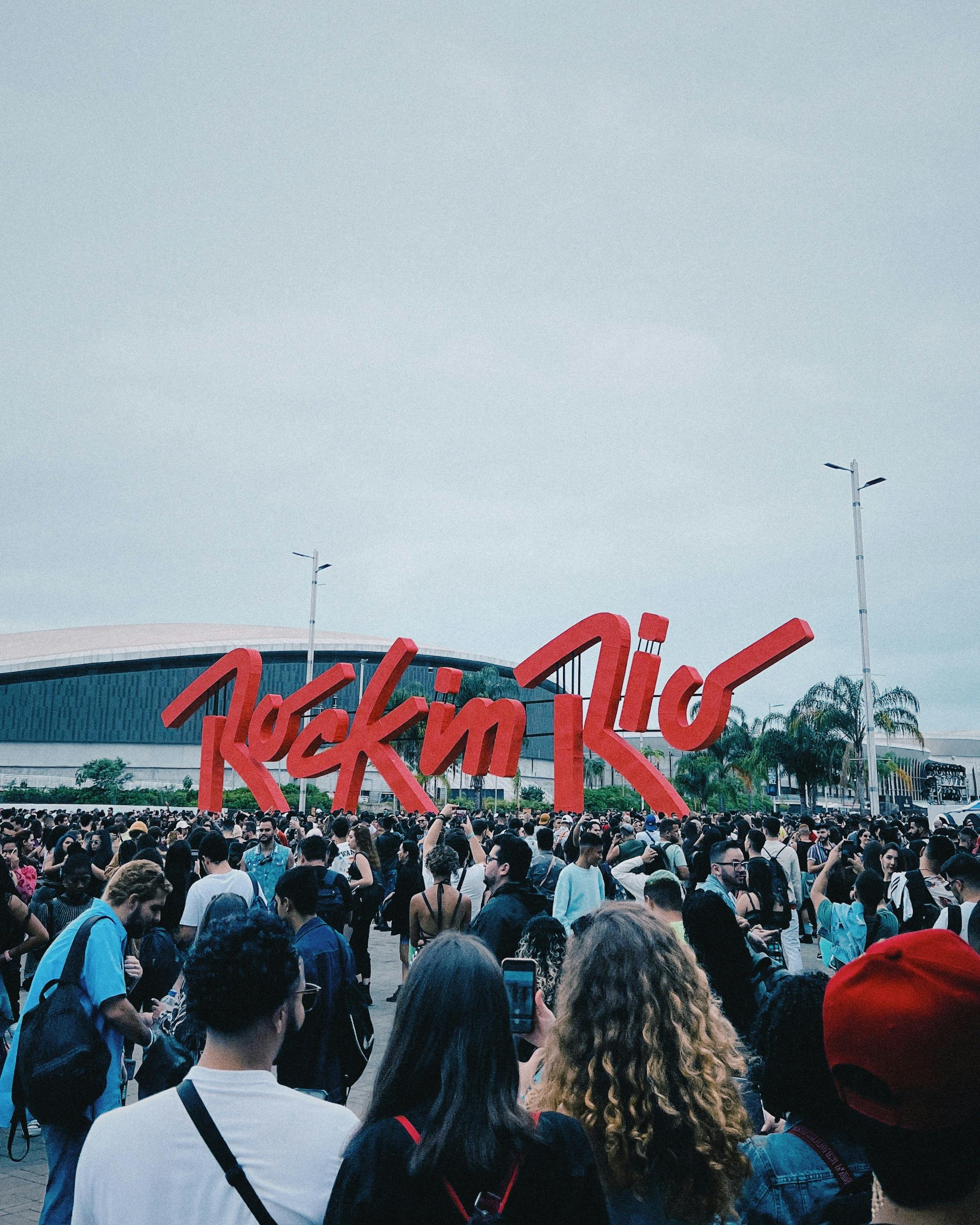 asistentes entrando a evento con acceso organizado